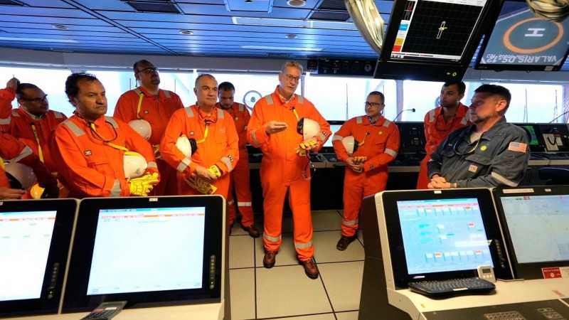 وزير البترول علي  متن سفينة الحفر البحرية Valaris DS-12 لمتابعة  حفر بئرين تنمويين جديدين لإنتاج الغاز الطبيعي