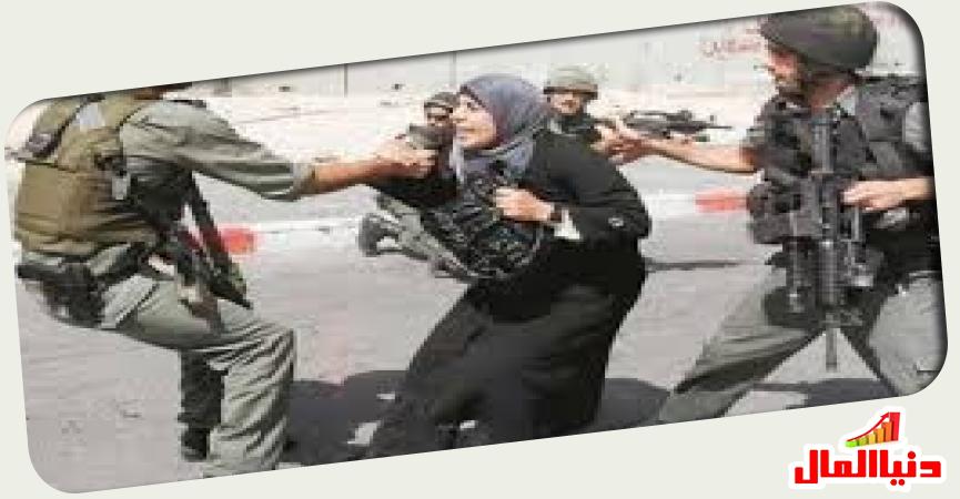 صورة إعتداء جنود الاحتلال على سيدة فلسطينية 